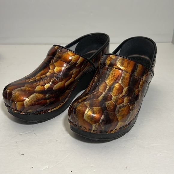 Dansko Leather Abstract Reptile Clogs Size 37 US Size 6.5 - 7 wearable art - Picture 3 of 12